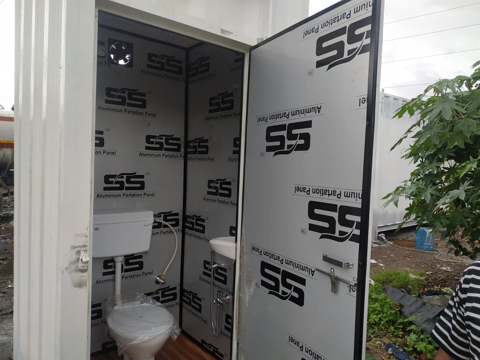 Portable toilet cabin